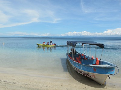 Tour boats at Starfish Beach